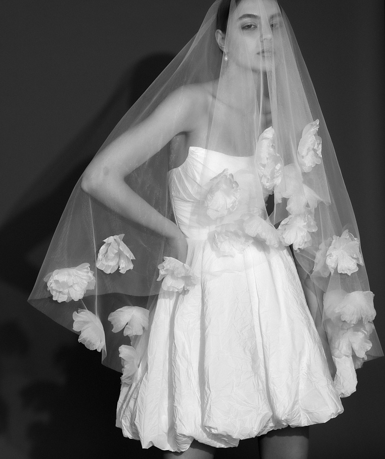 Стильное короткое свадебное платье из тафты