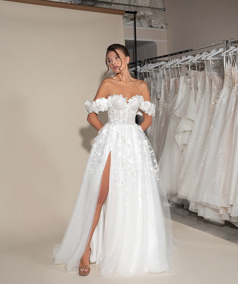 Нежное свадебное платье с разрезом