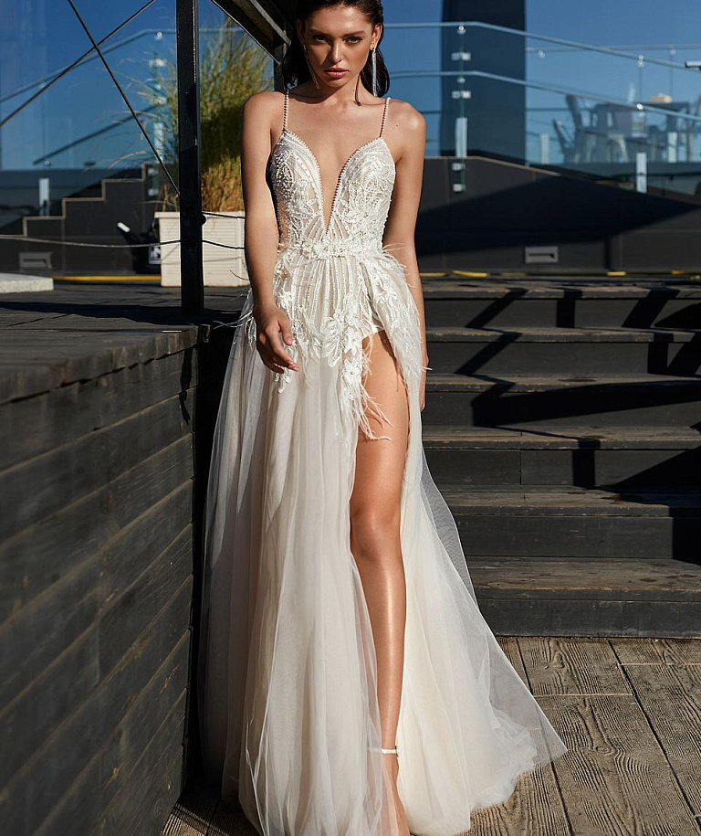 Воздушное свадебное платье с разрезом на ноге