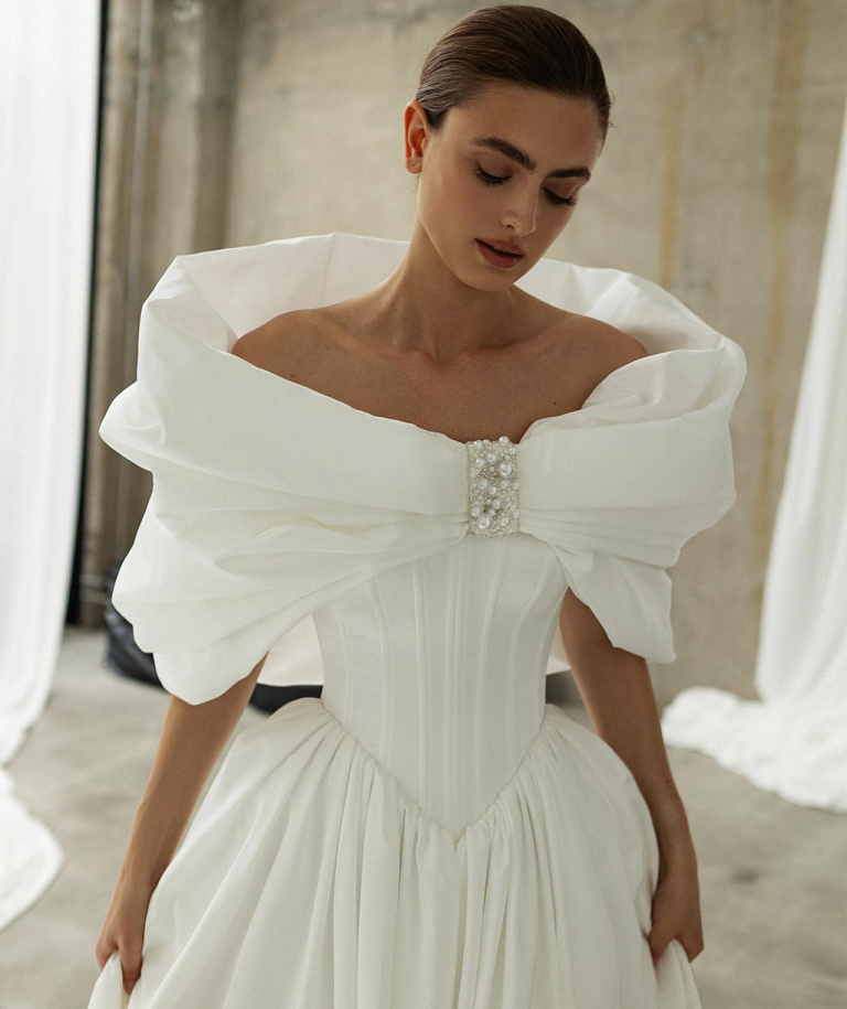 Свадебное платье принцесса с эффектным болеро