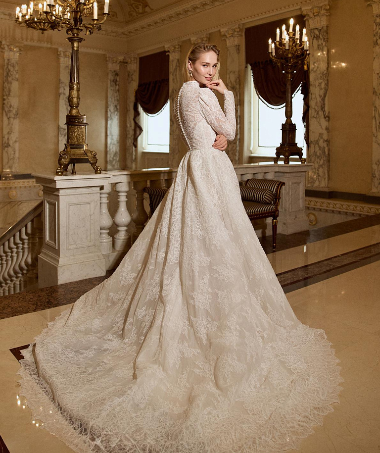 Закрытое кружевное свадебное платье cо шлейфом