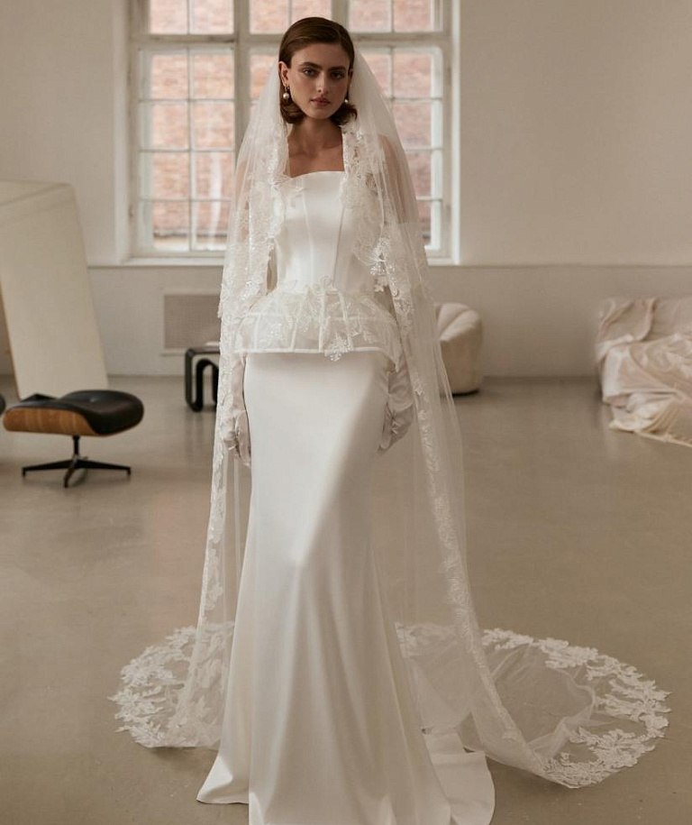 Атласное свадебное платье с кружевной баской