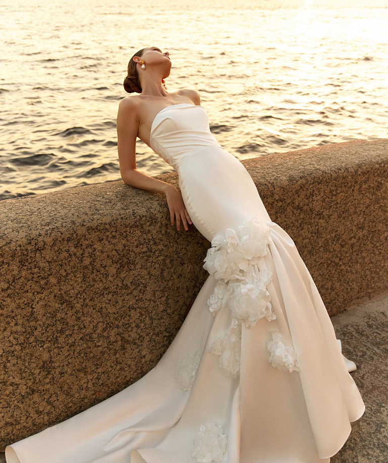 Роскошное свадебное платье русалкая с объемными цветами