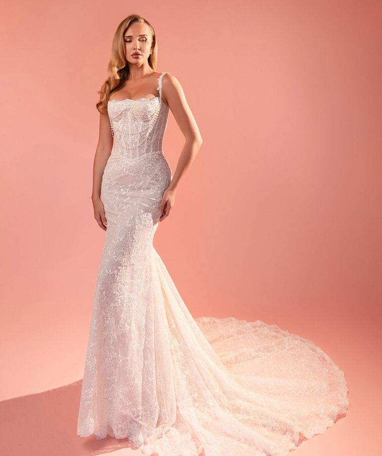 Роскошное кружевное свадебное платье на тонких бретелях