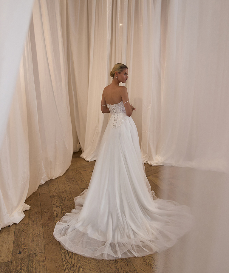 Свадебное платье с пышной юбкой и расшитым корсетом