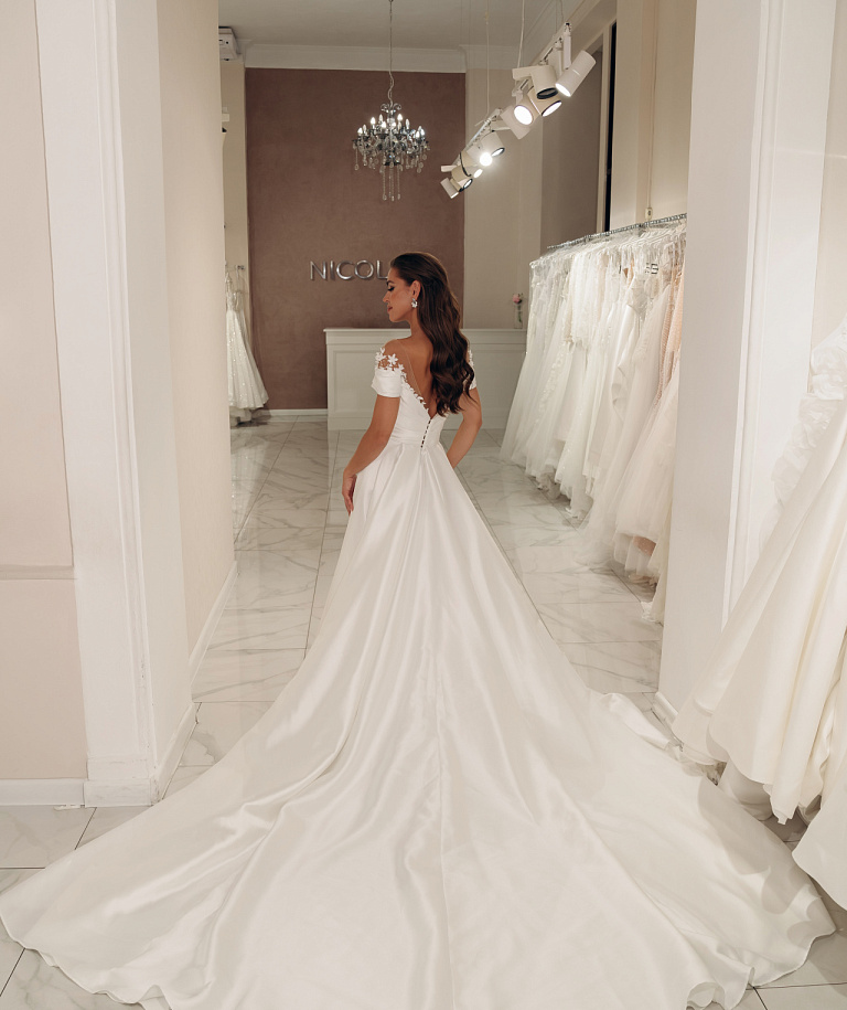 Атласное свадебное платье с длинным шлейфом и декором по лифу