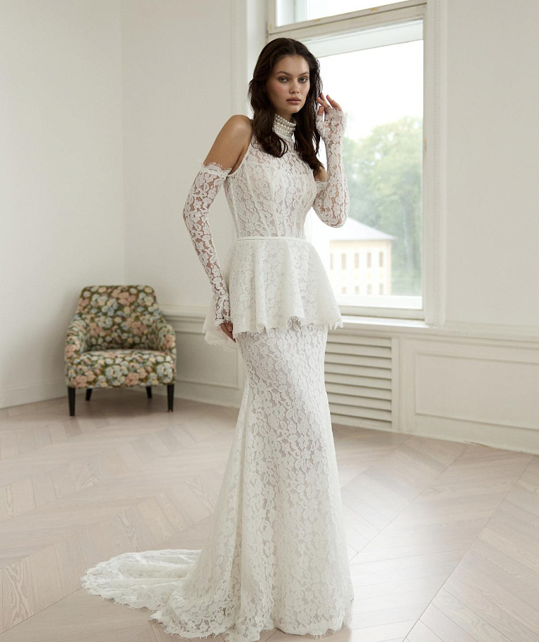 Кружевное закрытое свадебное платье с баской