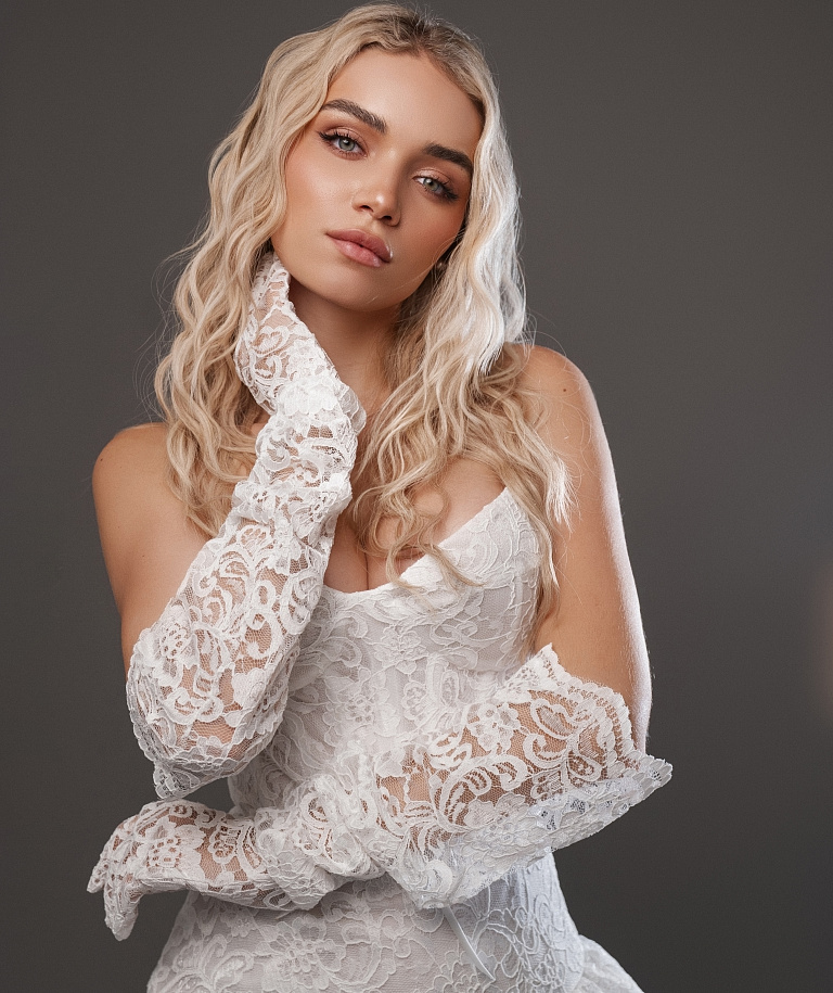 Короткое кружевное свадебное платье с перчатками и объемной юбкой