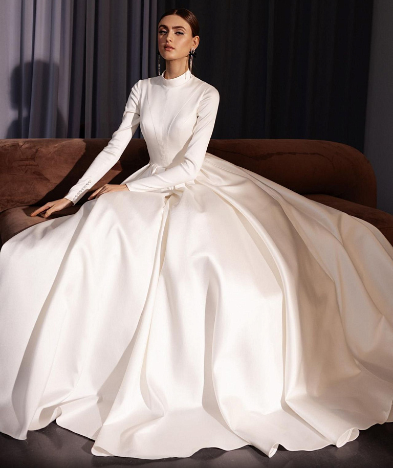 Закрытое атласное платье