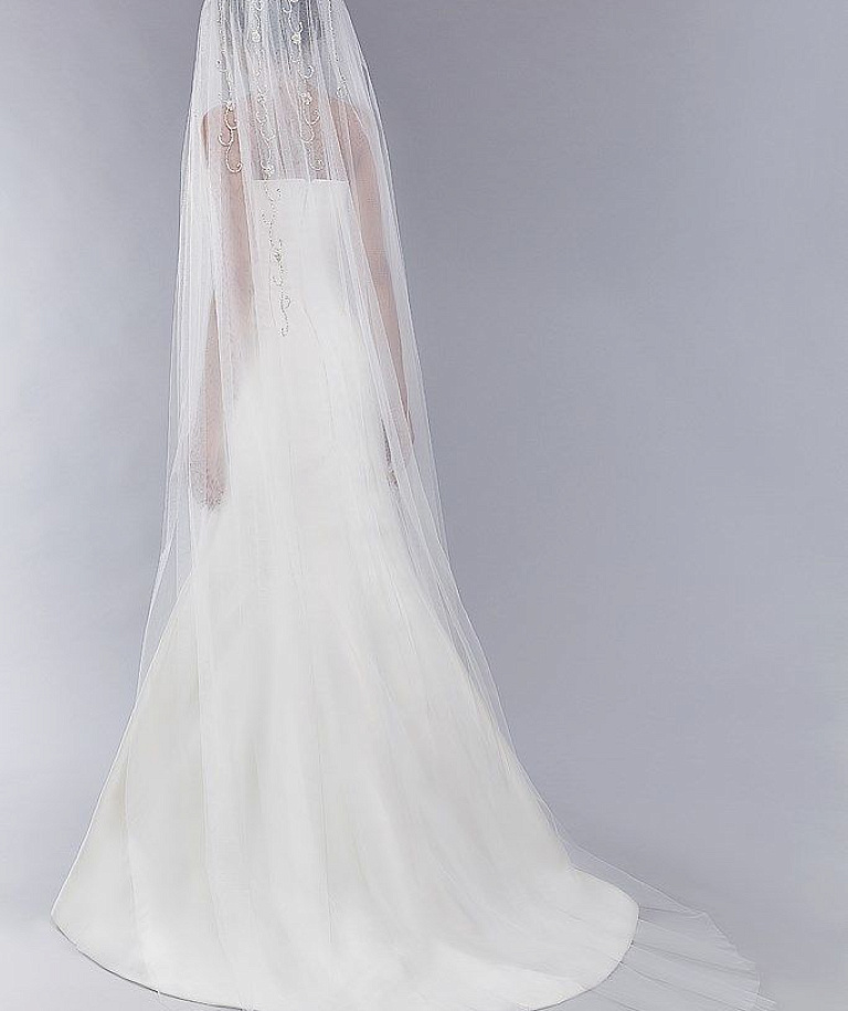 Свадебная фата с мерцающей вышивкой