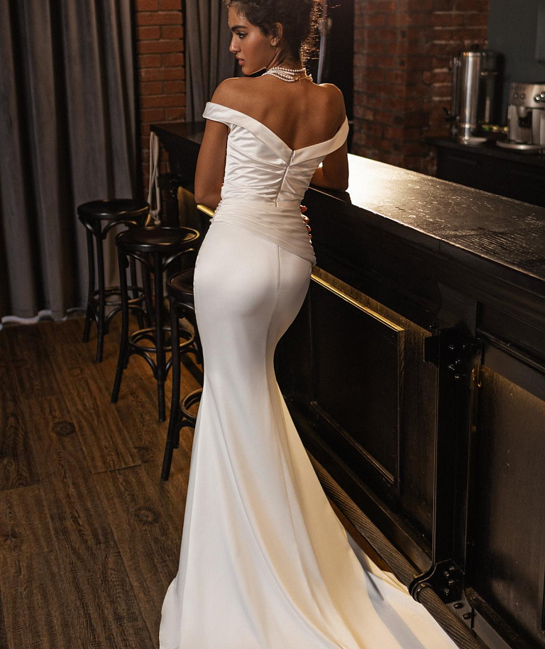 Атласное свадебное платье рыбка со спущенными плечами