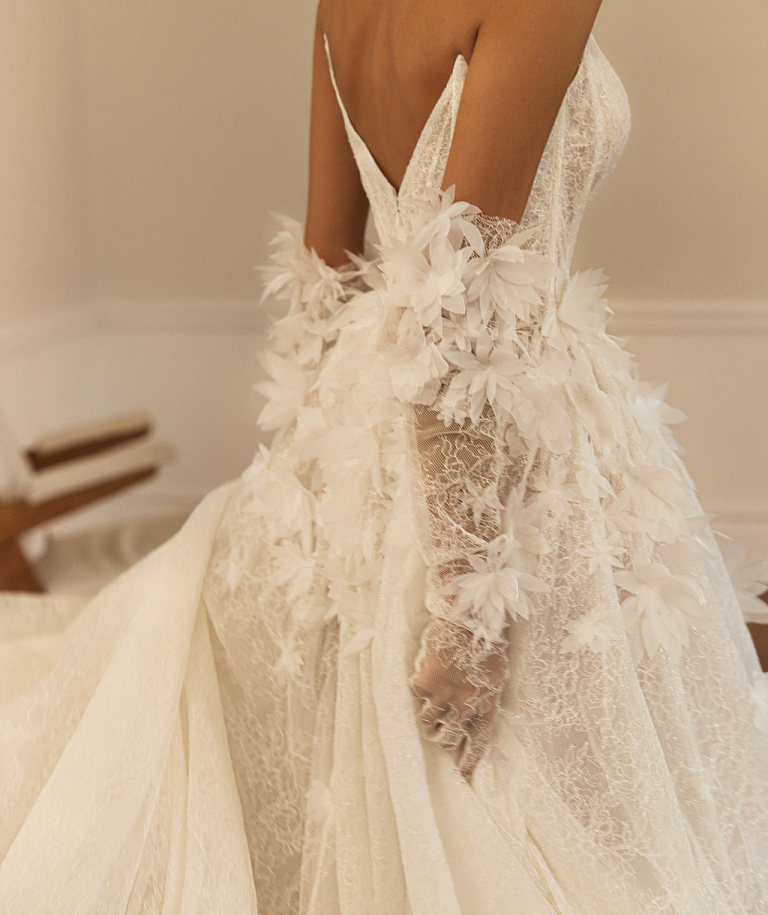 Эффектное свадебное платье с объемными цветками