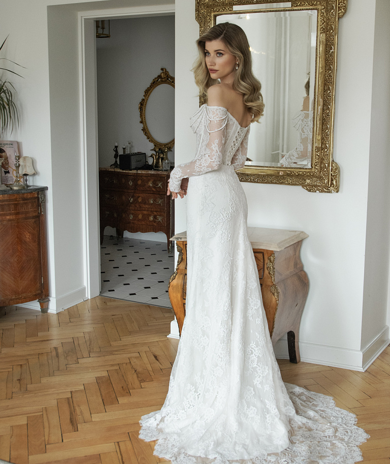 Кружевное свадебное платье рыбка с декором из бус