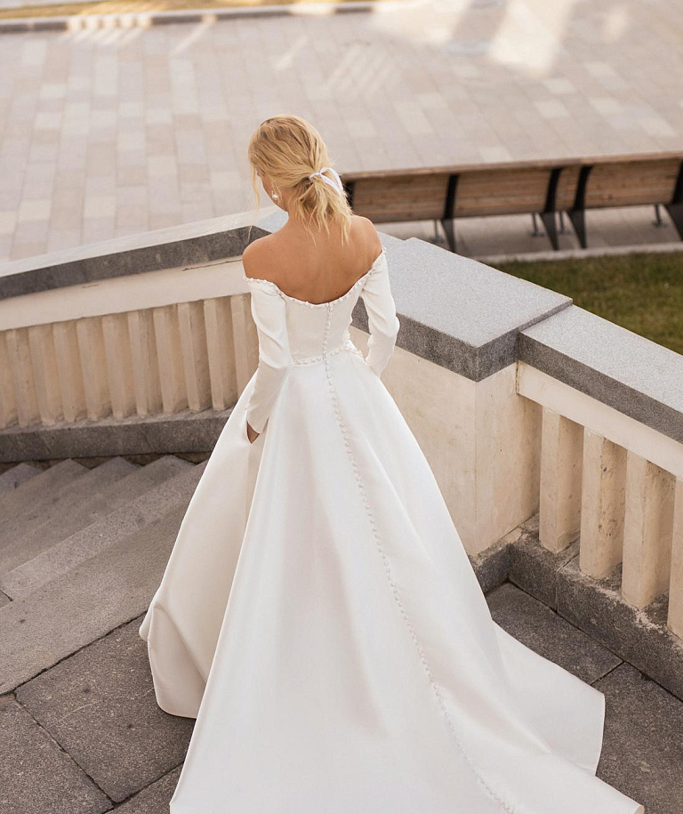 Атласное свадебное платье с рукавами и открытыми плечами