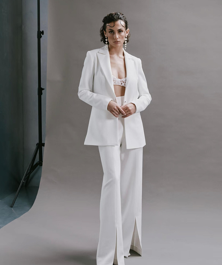 Стильный брючный свадебный костюм