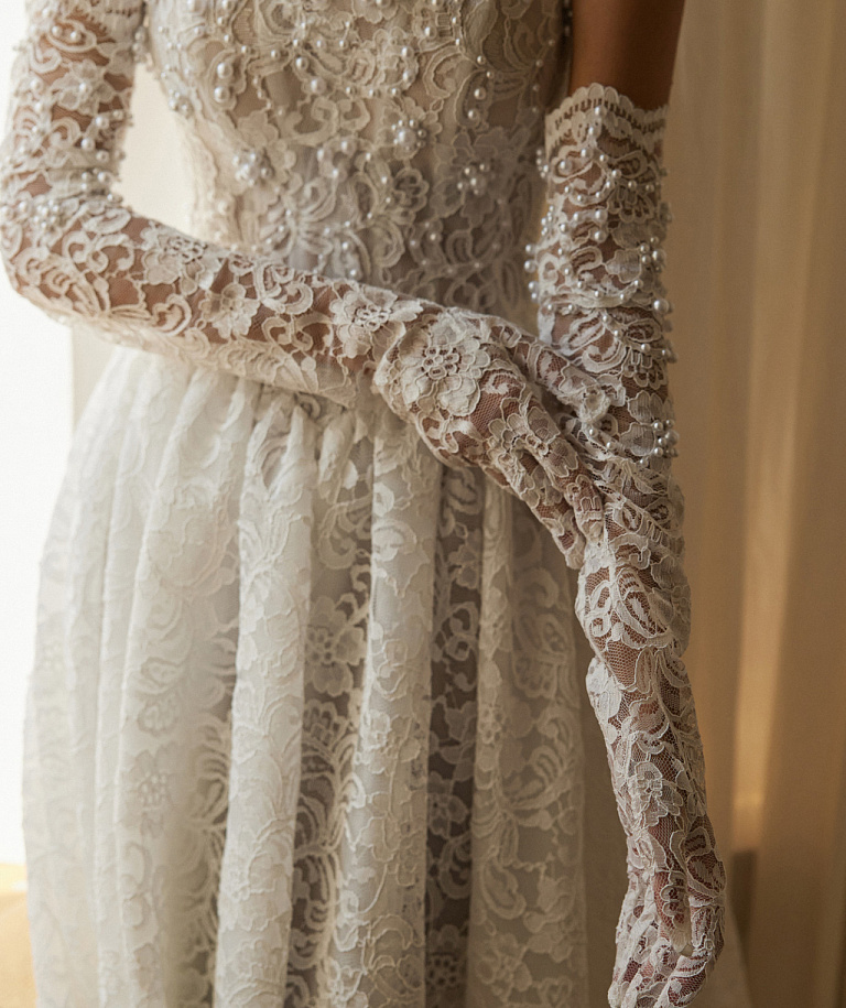 Кружевное корсетное свадебное платье с перчатками