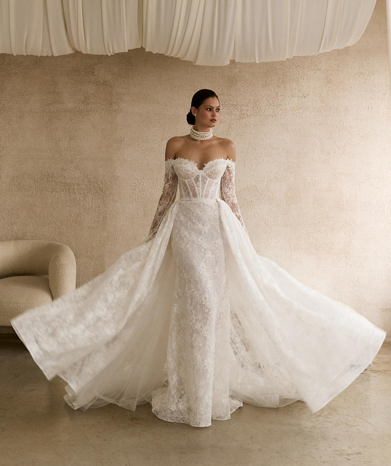 Кружевное свадебное платье с рукавами и съемным шлейфом