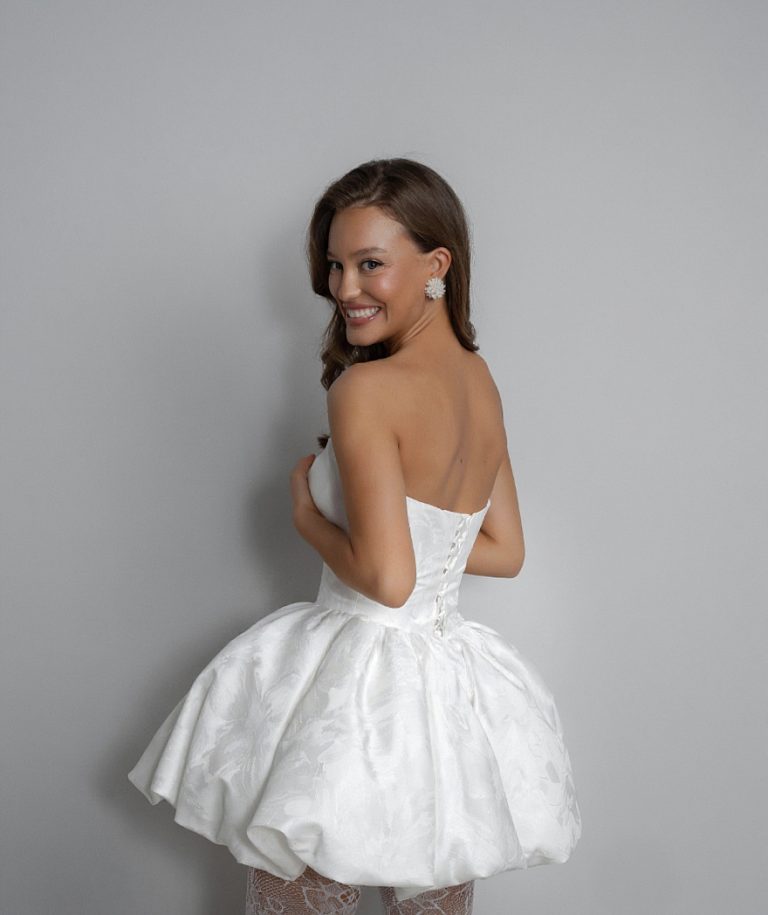 Короткое свадебное платье из дизайнерской ткани с пышной юбкой