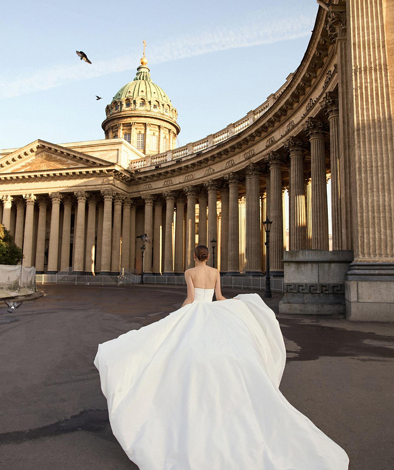 Стильное свадебное платье с необычной юбкой