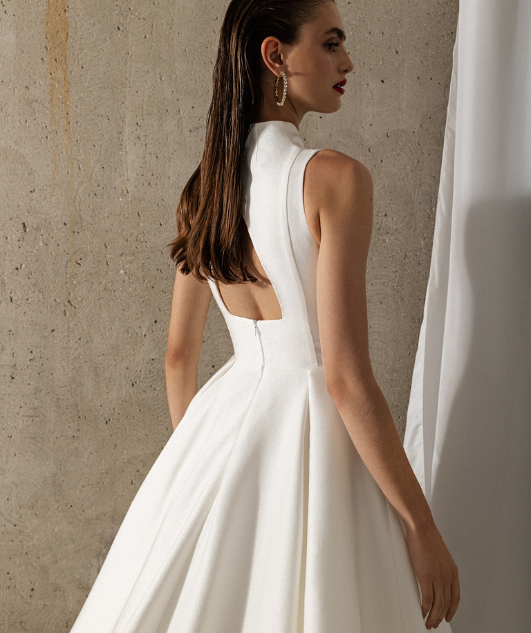 Роскошное платье из микадо с воротником-стойкой