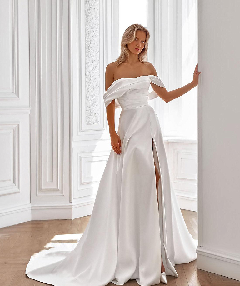 Лаконичное свадебное платье с ассиметричными бретелями