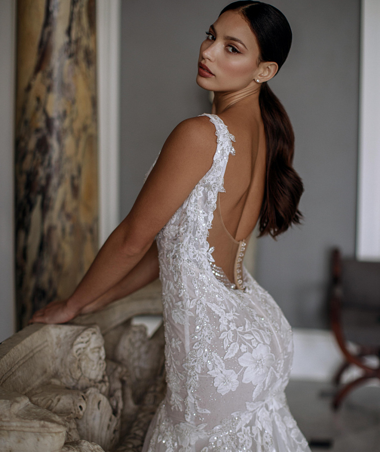 Кружевное свадебное платье со съемными крыльями