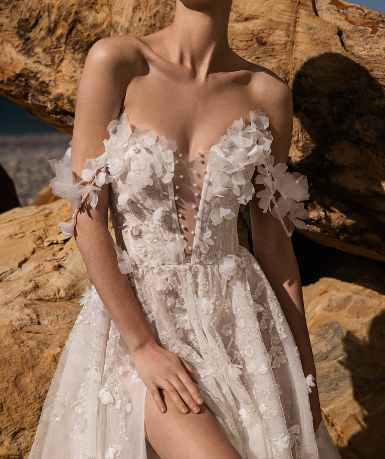 Сверкающее свадебное платье расшитое объемными цветами