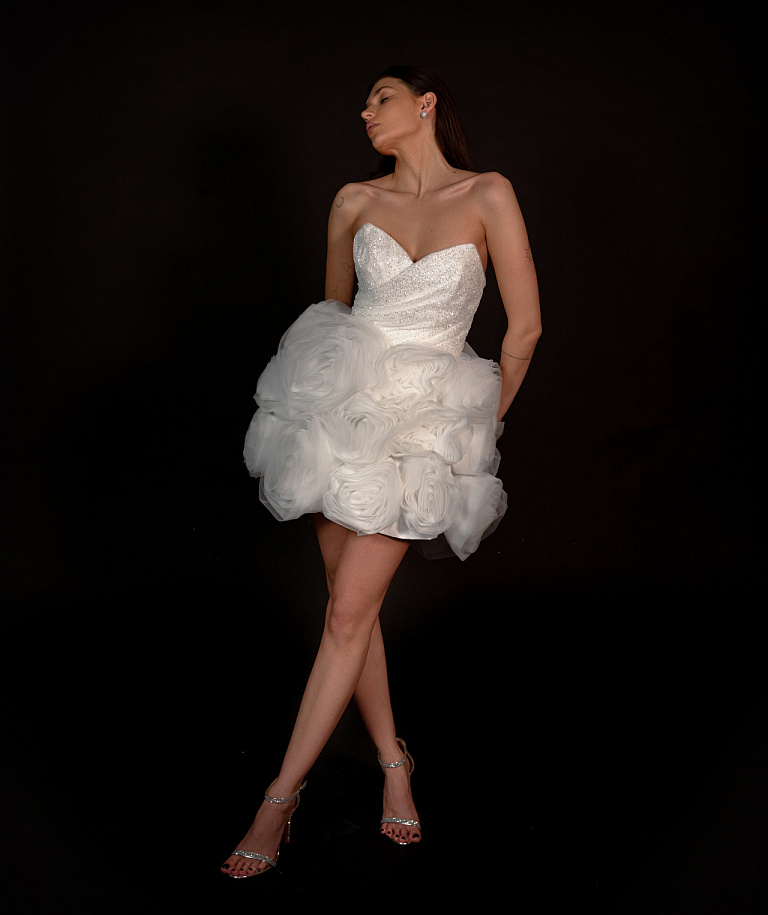 Свадебное платье с пышной короткой юбкой из роз