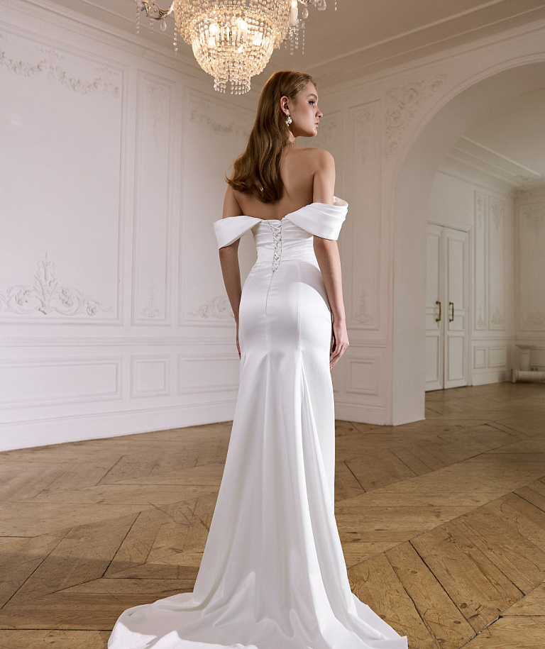 Атласное свадебное платье рыбка с драпировкой на талии