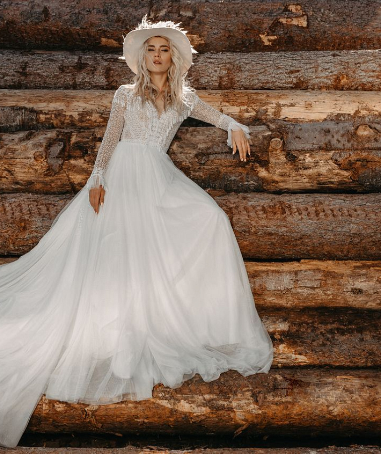 Красивое свадебное платье бохо с кружевными рукавами