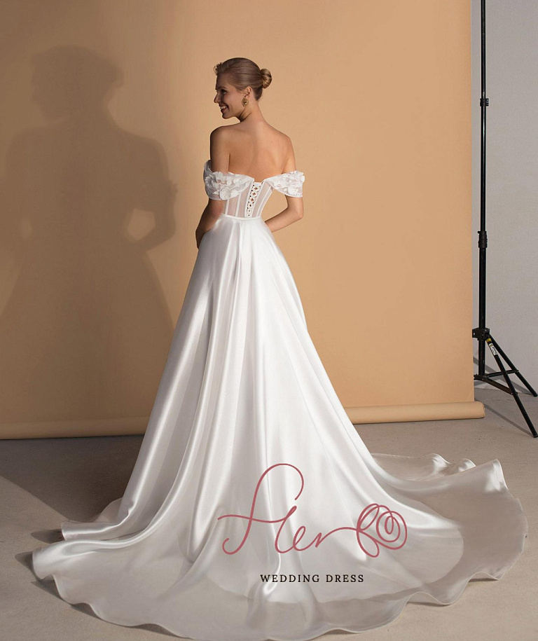 Атласное свадебное платье с цветочным декором по лифу