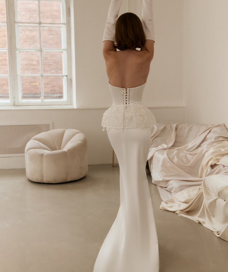 Атласное свадебное платье с кружевной баской