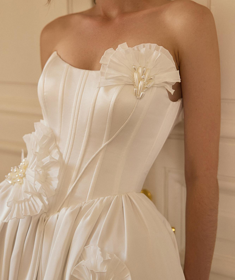 Атласное свадебное платье с подъюбником формы панье