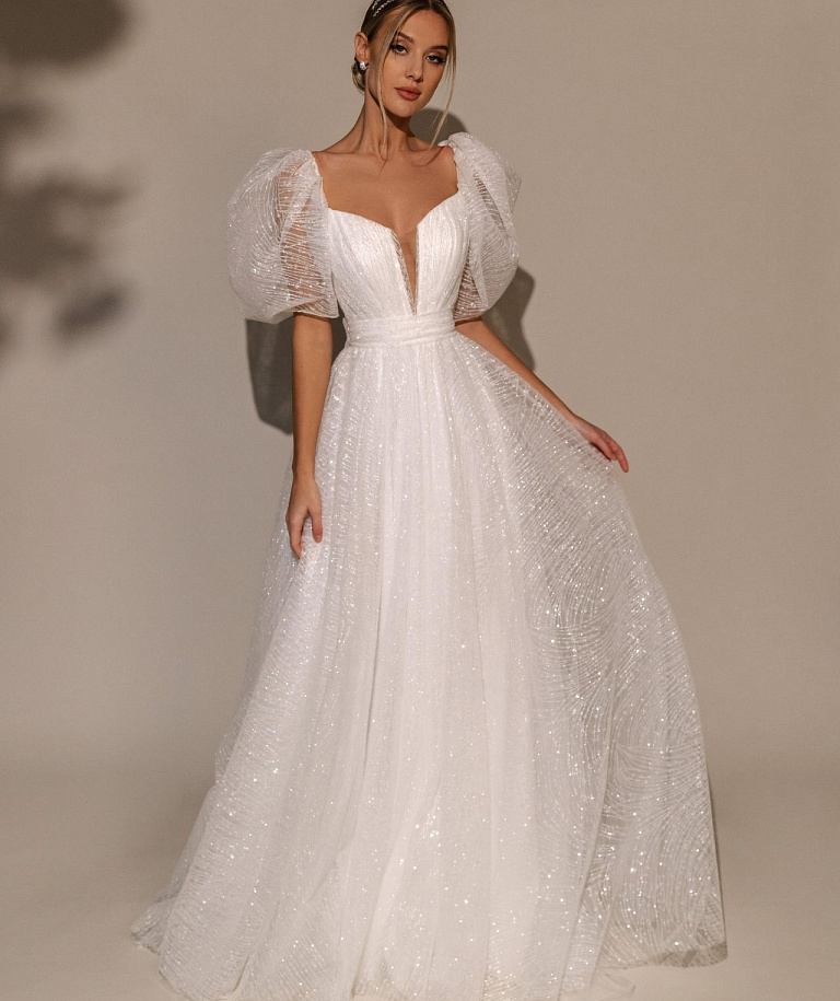 Блестящее свадебное платье с v-вырезом