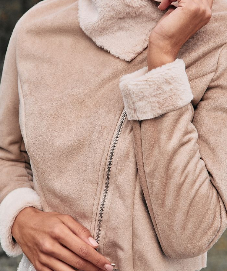 Бежевая короткая дубленка