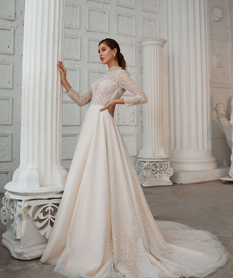Закрытое блестящее свадебное платье с рукавами