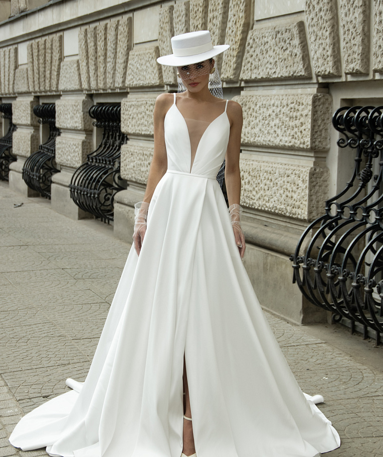 Атласное свадебное платье на тонких бретелях