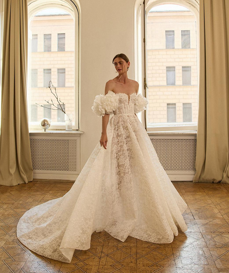 Свадебное платье из кордового кружева с цветочными бретелями