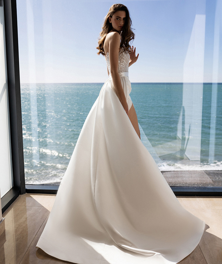 Стильное свадебное платье со съемной атласной юбкой