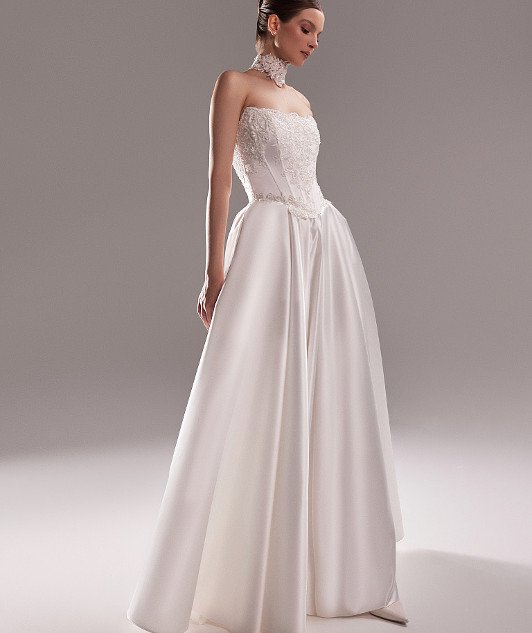 Атласное платье с кружевным корсетом