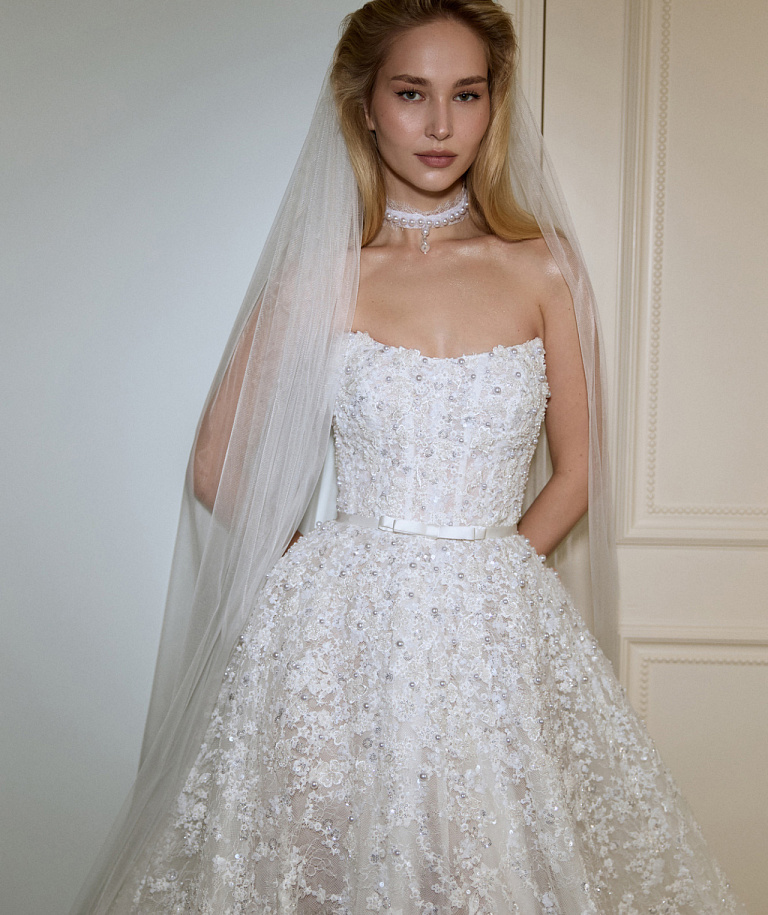 Пышное кружевное свадебное платье с жемчугом 