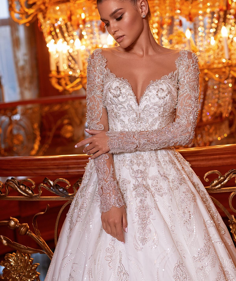 Пышное блестящее свадебное платье