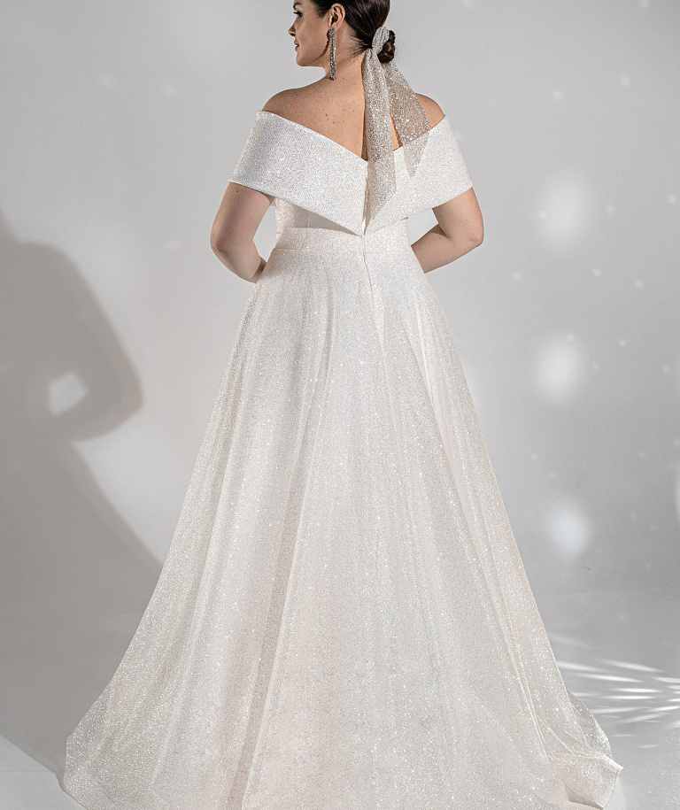 Свадебное платье со спущенными плечиками плюс сайз