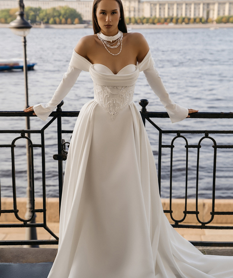 Атласное свадебное платье с объемной вышивкой