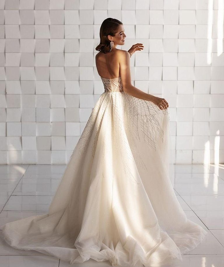 Серебряное свадебное платье с вырезом в форме сердца