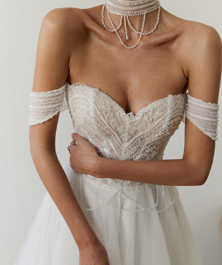 Нежное свадебное платье с чокером