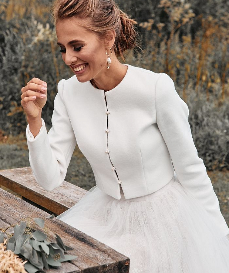 Белый жакет с длинным рукавом