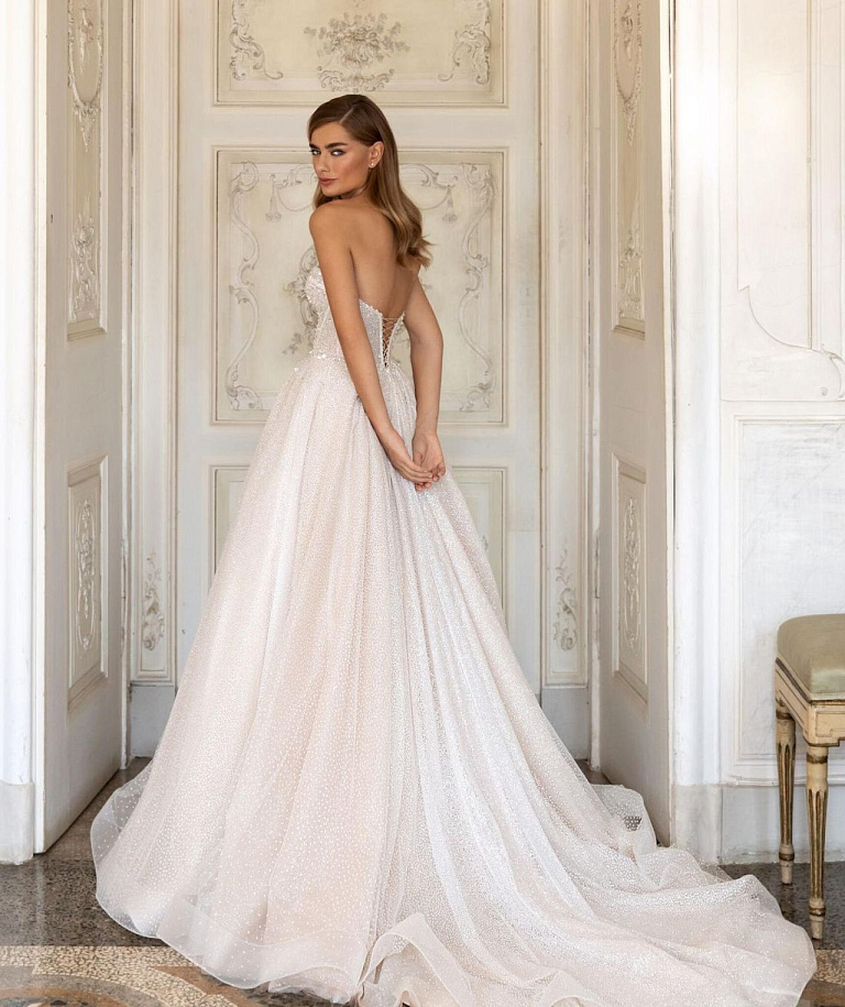 Ослепляющее свадебное платье с длинным шлейфом