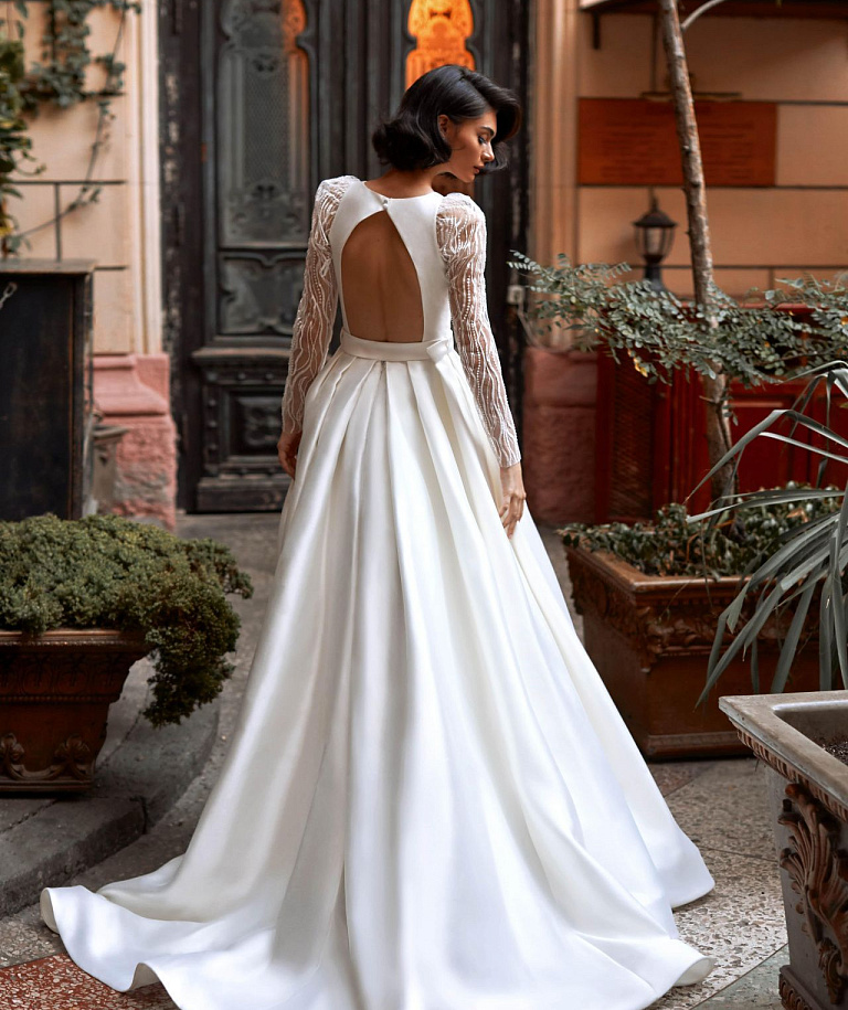 Атласное свадебное платье с ажурными рукавами