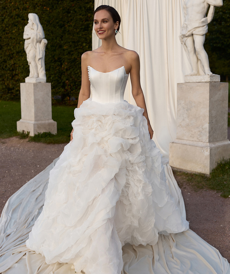 Пышное платье из дизайнерской ткани с атласным корсетом